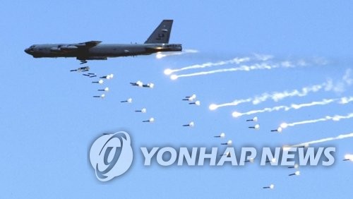 폭탄을 투하하는 미 공군의 B-52H 전략폭격기