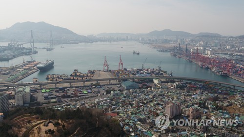 부산항 우암부두와 배후 주거지 모습