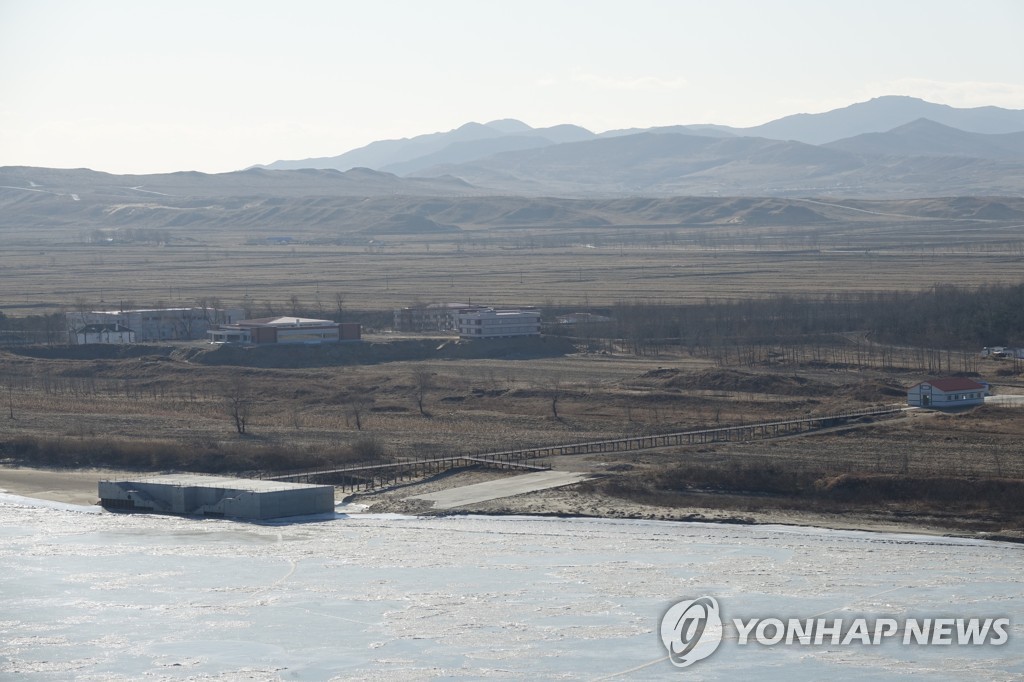 중국 훈춘에서 바라본 겨울철 두만강과 북한 영토