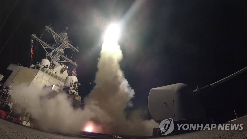 미 구축함서 시리아 내 목표로 발사되는 토마호크 순항미사일