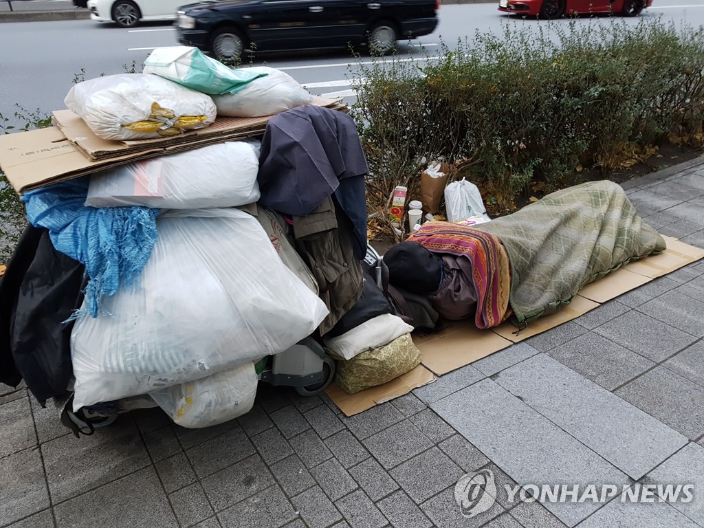 도쿄 번화가인 신주쿠 거리의 한 노숙자. [연합뉴스 자료사진]