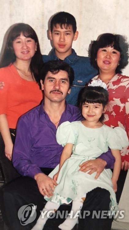 어린 시절 비볼(윗줄 가운데)와 한국계 어머니(윗줄 오른쪽)