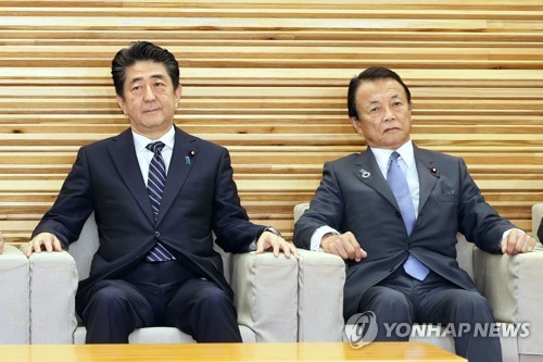 아베 신조 일본 총리와 아소 다로 부총리