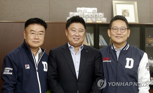 3년 재계약한 김태형 두산 베어스 감독(중앙)