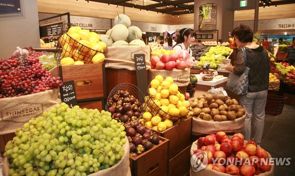 This photo, provided by Shinsegae Department Store on June 18, 2020, shows the fruit subscription service launched by the country's No. 2 department store. (PHOTO NOT FOR SALE) (Yonhap)