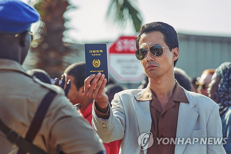 This photo, provided by Lotte Entertainment, shows a scene from "Escape from Mogadishu," a South Korean actioner released on July 28, 2021. (PHOTO NOT FOR SALE) (Yonhap)