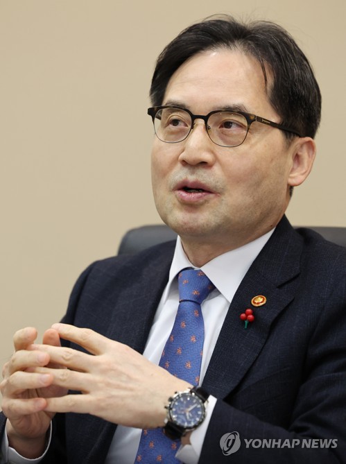 인터뷰하는 한기정 공정거래위원장