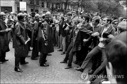 1968년 당시 경찰과 대치하는 파리 소르본대 학생들
