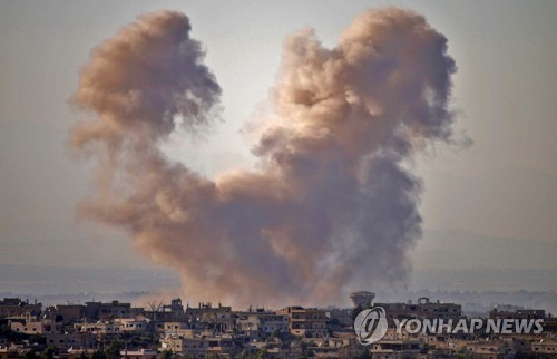 시리아 남서부 다라에서 솟는 포연