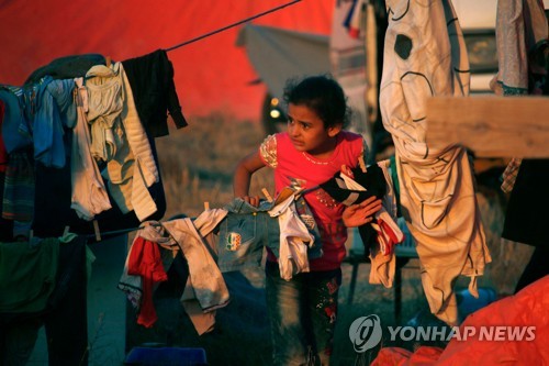 시리아·요르단 국경으로 피란한 시리아 가족의 어린이