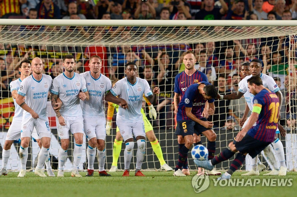 바르셀로나의 리오넬 메시가 19일(한국시간) 스페인 바르셀로나의 캄푸누에서 열린 에인트호번(네덜란드)과 2018-2019 UEFA 챔피언스리그 조별리그 B조 1차전 홈경기에서 전반 31분 프리킥으로 결승골을 넣고 있다.(로이터=연합뉴스)