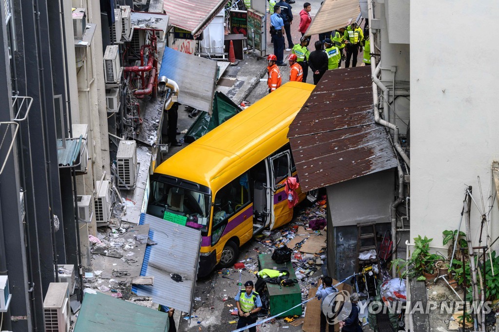홍콩서 스쿨버스 밀려 내려가 행인 덮쳐…4명 사망·10여명 부상