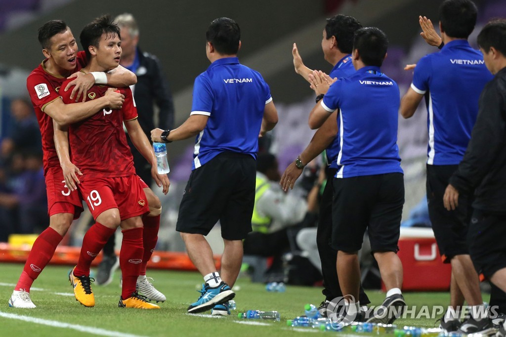 응우옌 꽝 하이의 첫 골에 기뻐하는 베트남