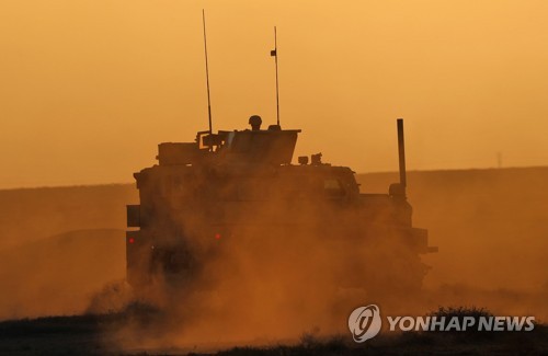 흙먼지 속에서 이동하는 시리아민주군(SDF) 차량