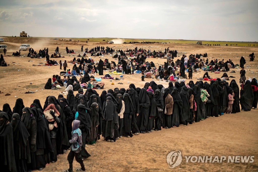 5일 시리아 동부 IS 진영을 빠져나온 여자와 아이들