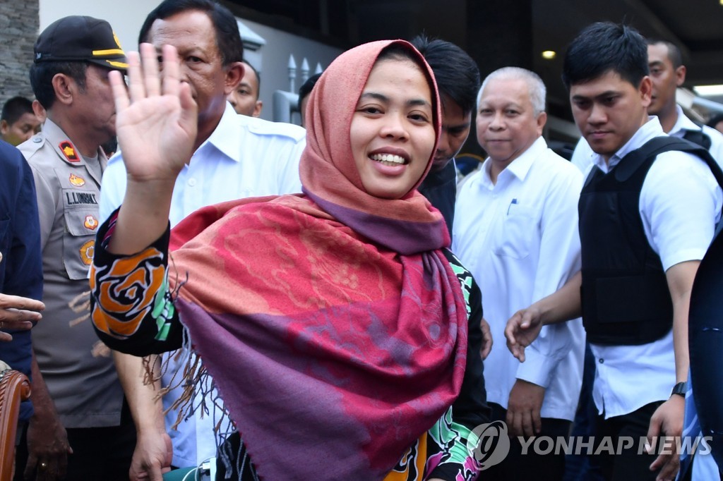 2019년 3월 11일 말레이시아 검찰의 공소 취소 결정으로 석방된 인도네시아인 시티 아이샤(27·여)가 자카르타에서 기자회견을 한 뒤 손을 흔들어 보이고 있다. [AFP=연합뉴스]
