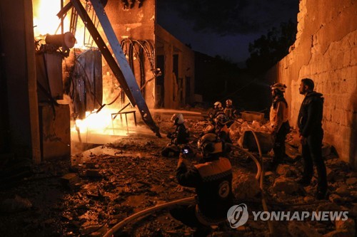 '러시아 공습' 보고 후 시리아 북서부 이들립에서 발생한 화재