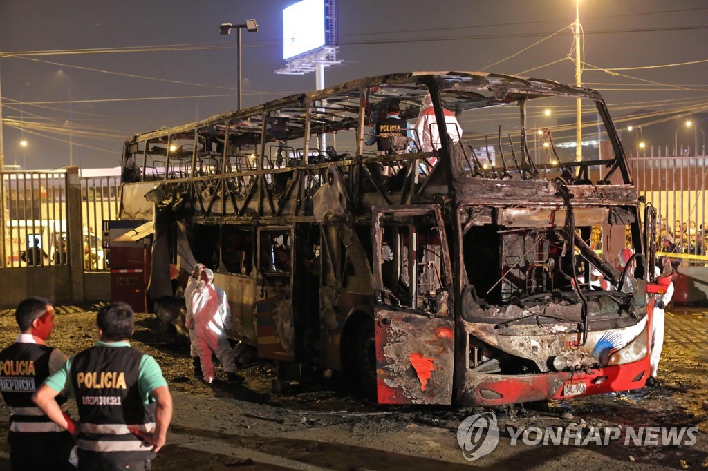 페루 리마에서 완전히 타 뼈대만 남은 이층버스