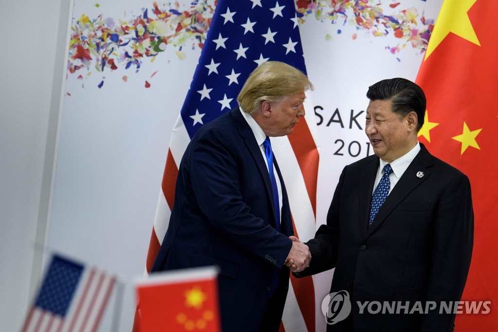 2019년 6월 29일 도널드 트럼프 미국 대통령(왼쪽)과 시진핑(習近平) 중국 국가주석(오른쪽)이 일본 오사카에서 열린 주요 20개국(G20) 정상회의에서 악수하고 있다. [AFP=연합뉴스자료사진]