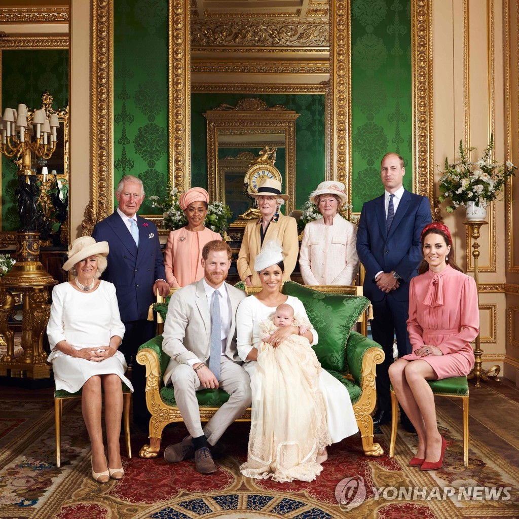 2019년 7월 6일 영국 런던 윈저성에서 해리 왕자와 부인 메건 마클의 첫 아이인 아치 해리스 마운트배튼-윈저의 성공회 세례를 축하하기 위해 모인 가족들이 기념사진을 찍고 있다. 가운데에 앉은 해리 왕자 부부와 아치를 둘러싸고 왼쪽부터 해리 왕자의 아버지인 찰스 왕세자 부부, 메건의 어머니인 도리아 래글랜드, 형 윌리엄 왕세손의 이모인 세라 매코커데일, 제인 펠로우즈, 윌리엄 왕세손 부부가 자리를 잡았다. [AFP=연합뉴스]