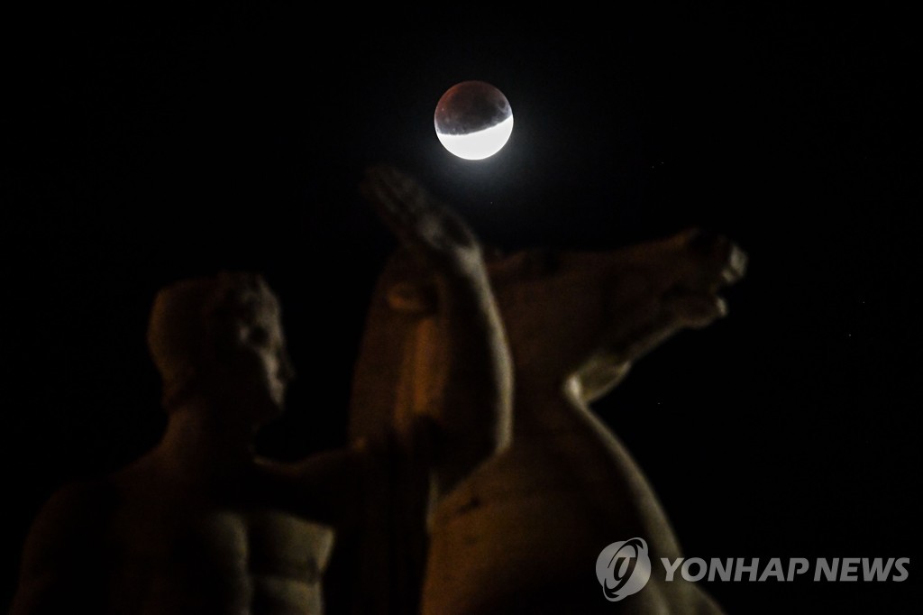 ITALY-ASTRONOMY-LUNAR-ECLIPSE