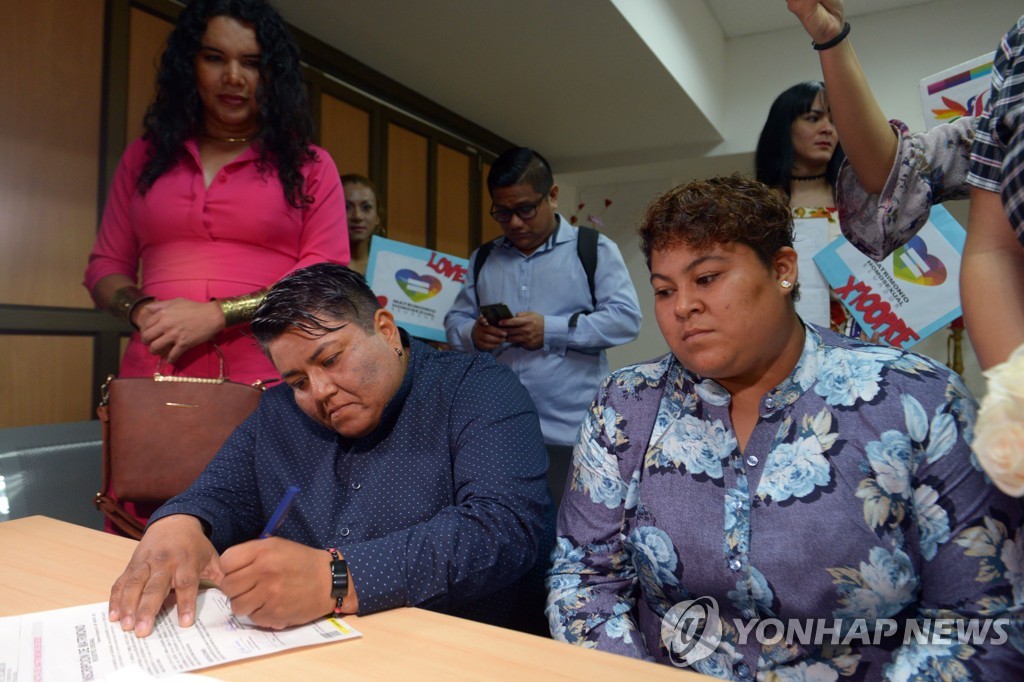 ECUADOR-GAY-SAME SEX-MARRIAGE
