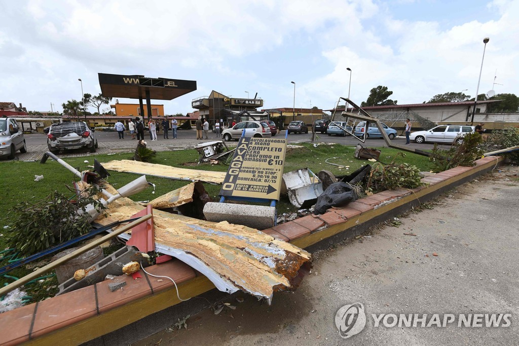 강풍으로 파손된 건물과 도로 구조물.