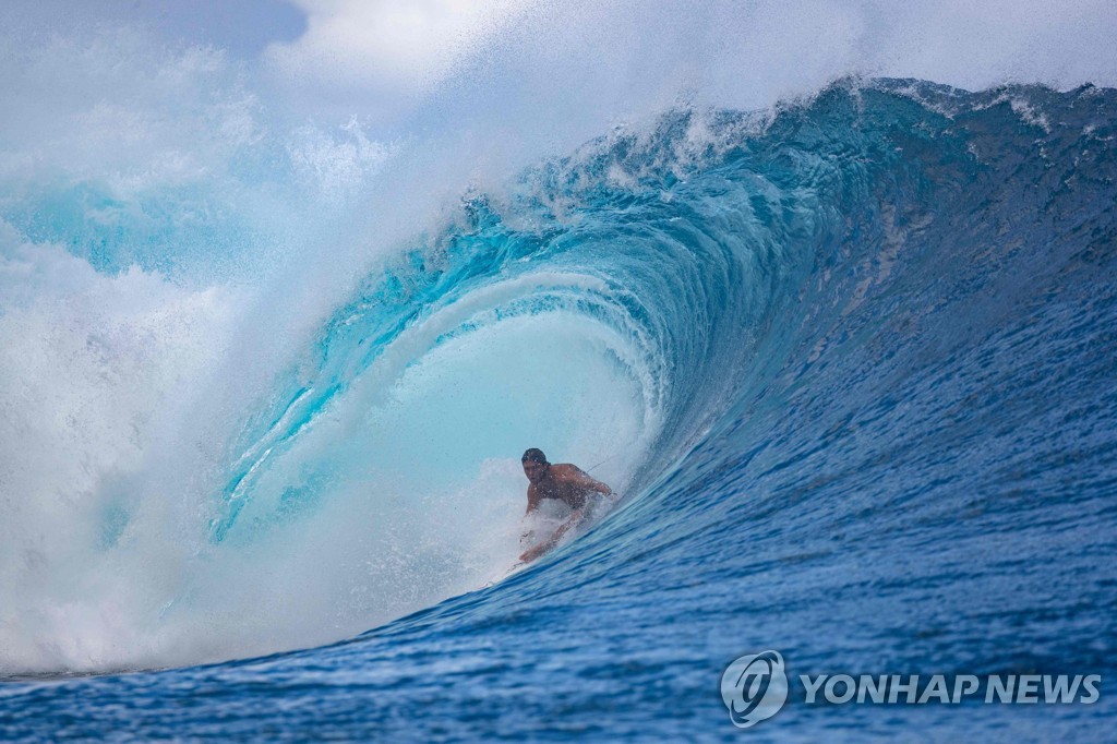 TAHITI-SURFING