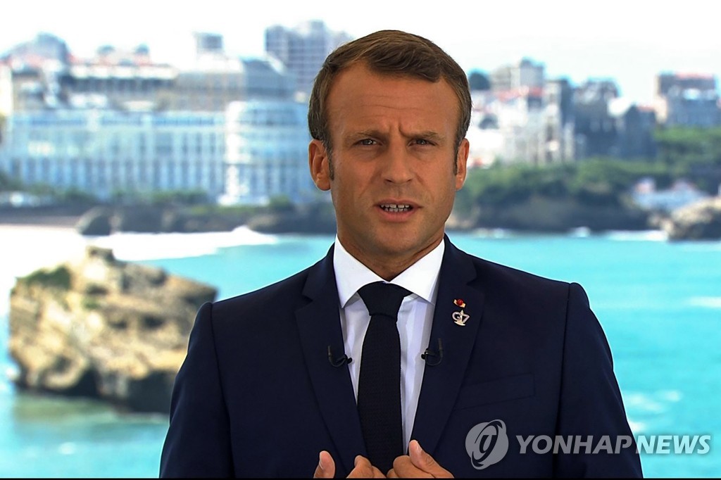 에마뉘엘 마크롱 프랑스 대통령이 24일(현지시간) TV 연설을 하고 있다 [TF1 / AFP=연합뉴스]