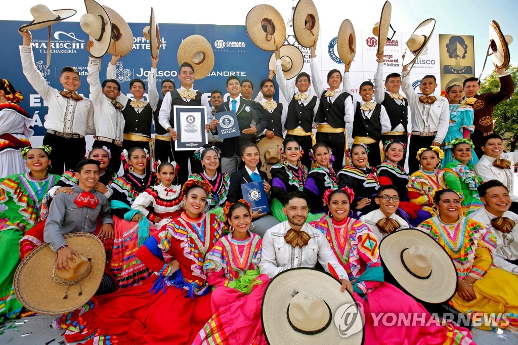 MEXICO-GUINNESS-MARIACHI-DANCE