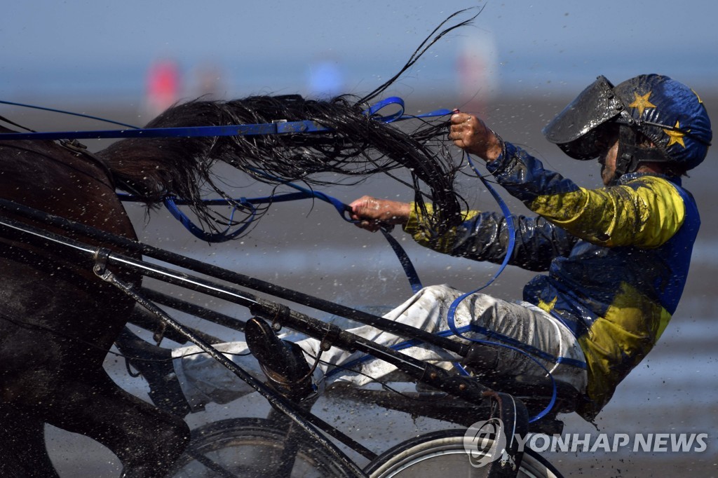 GERMANY-TRADITION-HORSE RACE-MUD-FEATURE