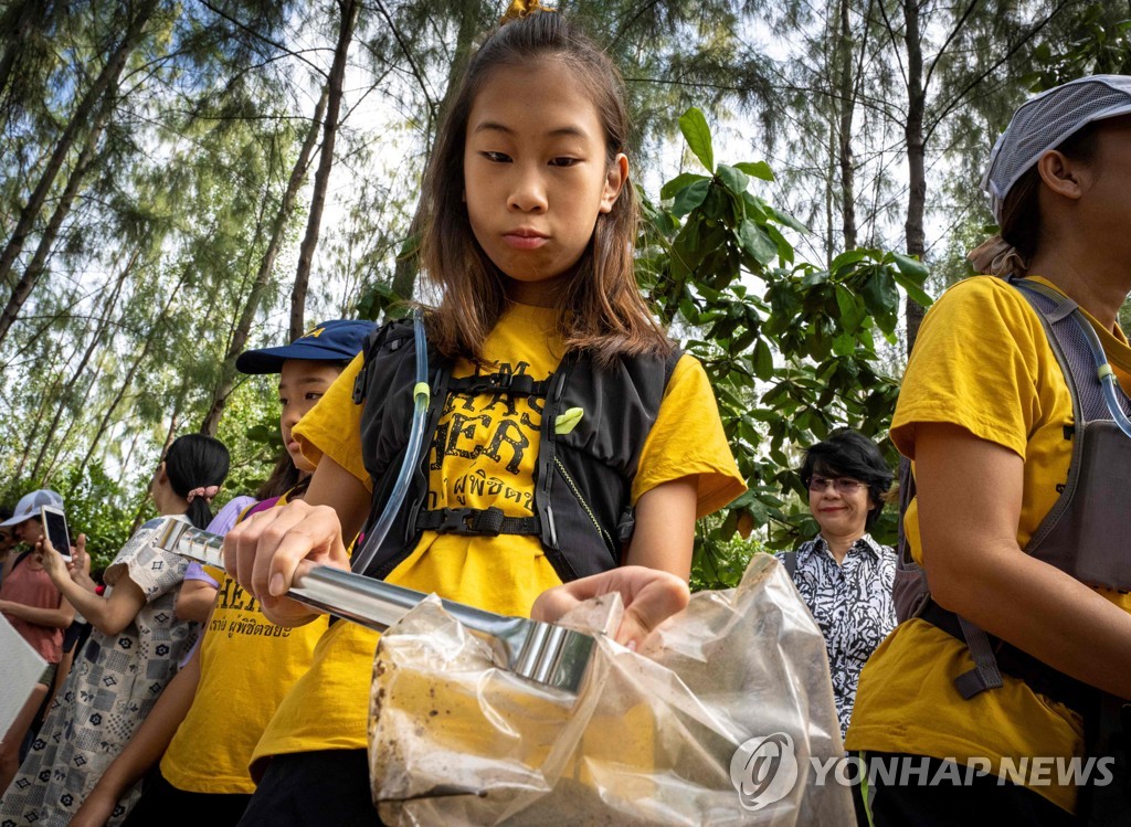 '태국의 툰베리'로 유명한 소녀 환경운동가 릴리 사티탄사른(12)이 방콕 해변 인근의 숲에서 쓰레기를 줍는 모습 