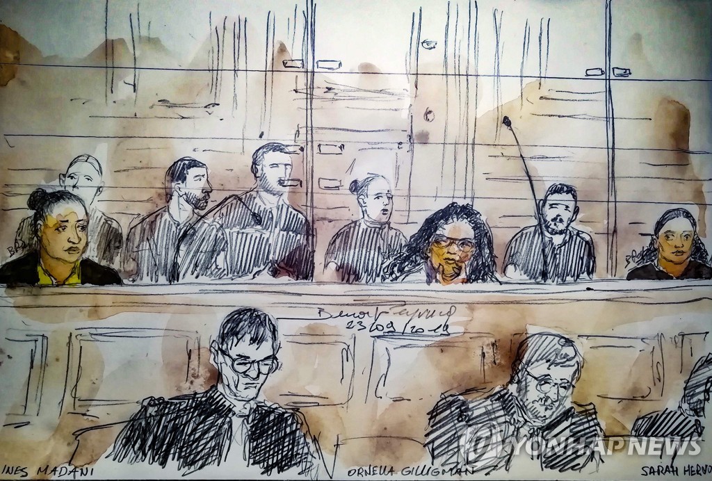 23일 파리중죄재판소에서 시작된 테러 재판 장면을 그린 그림. 뒷줄 윗쪽의 왼쪽부터 기소된 이네스 마다니, 오르넬라 길리그만, 사라 에르부에. [AFP=연합뉴스]