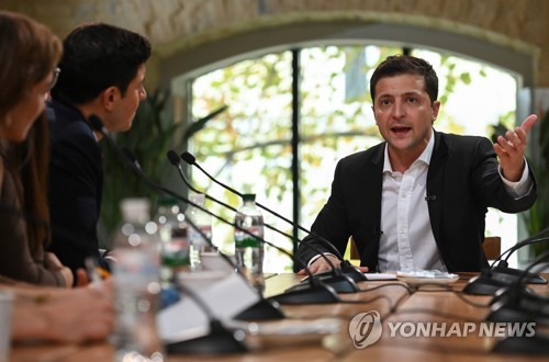 "네, 다음 질문은요?" 10일 기자회견 하는 젤렌스키 대통령