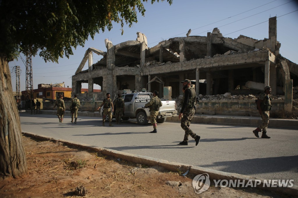 (AFP=연합뉴스) 친터키계 시리아 반군이 13일 장악한 탈 아비아드 거리를 순찰하고 있다.