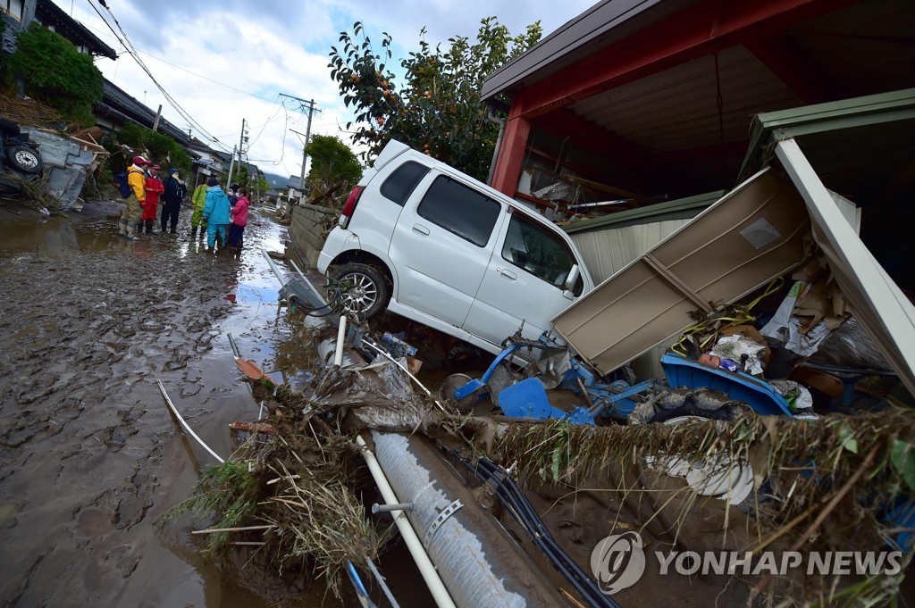 TOPSHOT-JAPAN-WEATHER-TYPHOON