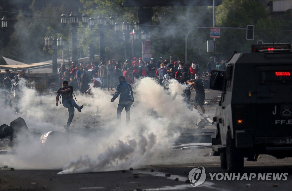 CHILE-TRANSPORT-METRO-PROTEST