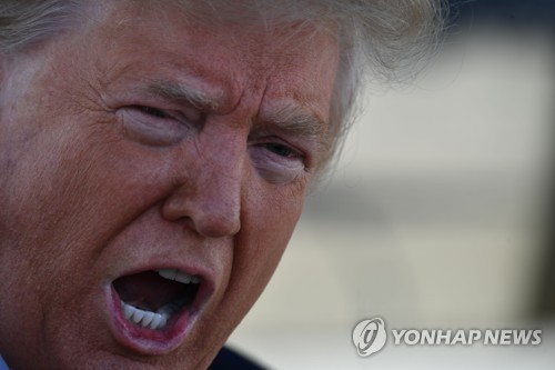 앤드루스 공군기지에서 기자들과 이야기하는 트럼프 대통령