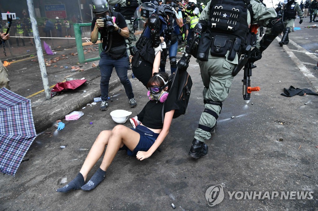 18일 시위 참가자를 끌고 가는 홍콩 경찰