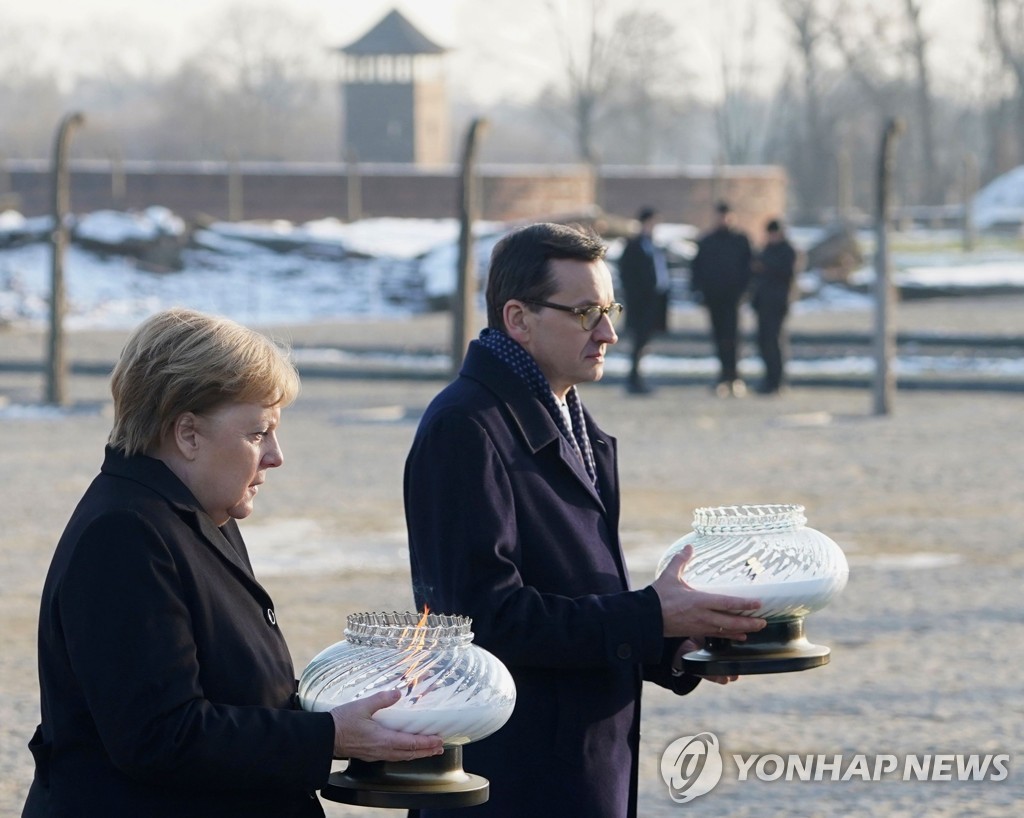 6일(현지시간) 메르켈 독일 총리와 함께 아우슈비츠에서 희생자를 추모하는 모라비에츠키(오른쪽) 폴란드 총리 [AFP=연합뉴스]