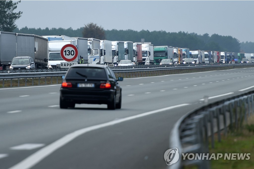 7일 프랑스 남서부의 A63 고속도로에서 서행투쟁을 하는 화물트럭들의 모습. [AFP=연합뉴스]