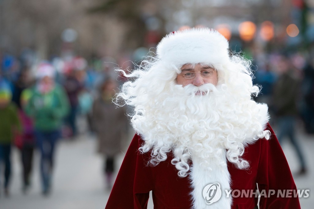 US-OFFBEAT-CHRISTMAS-SANTA CLAUS-RACE