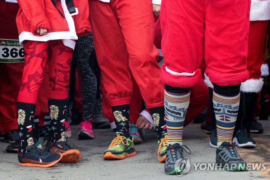 US-OFFBEAT-CHRISTMAS-SANTA CLAUS-RACE