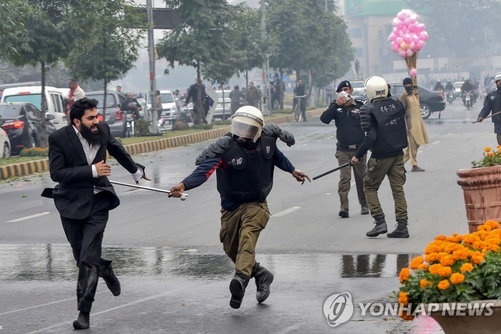 PAKISTAN-LAWYERS-DOCTORS-CLASH