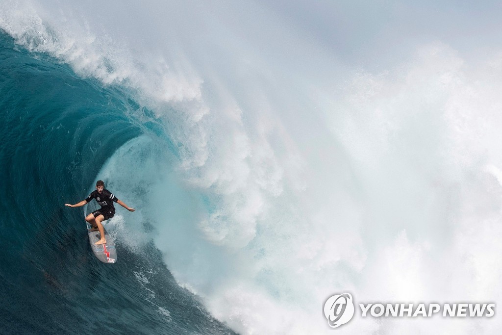 '집채만한 파도 위에서'…하와이 '빅 웨이브' 서핑 대회
