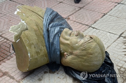 바닥에 나뒹구는 모랄레스 흉상