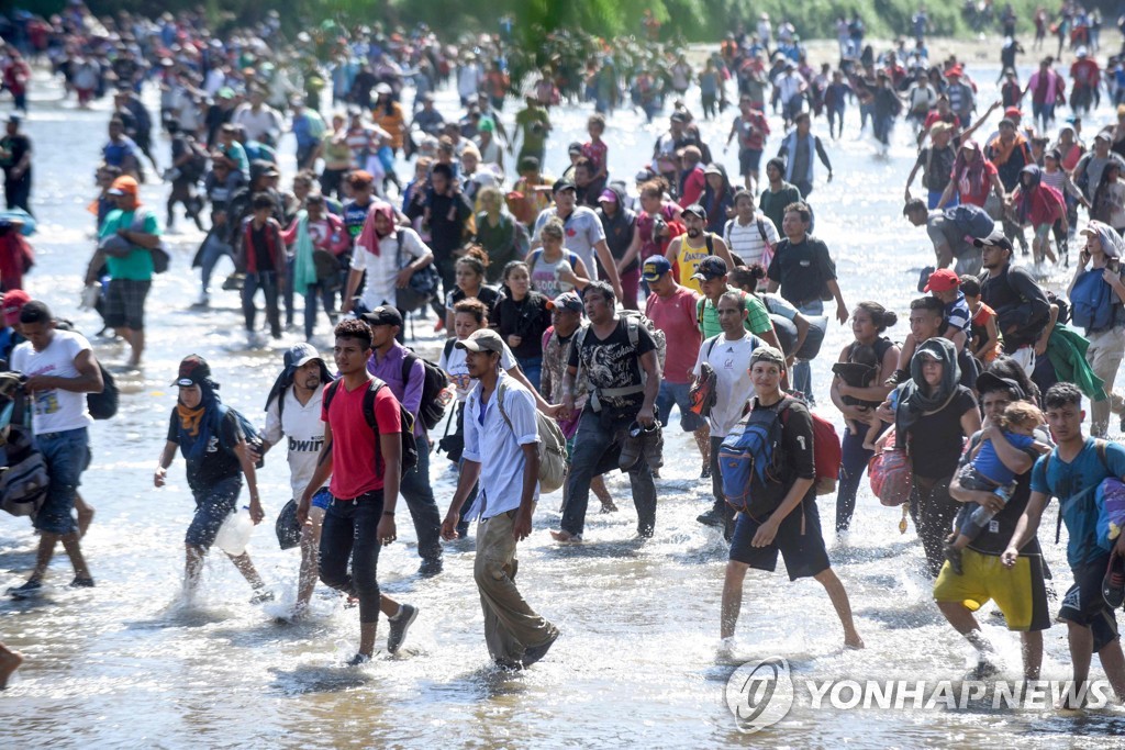 멕시코-과테말라 사이 강 건너는 중미 이민자들