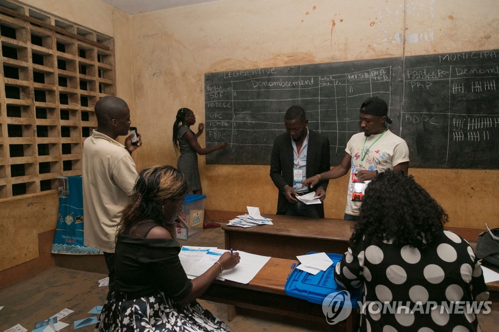 지난 9일 열린 카메룬 총선 개표 현장