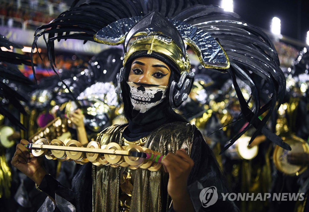 BRAZIL-RIO-CARNIVAL-PARADE-MANGUEIRA