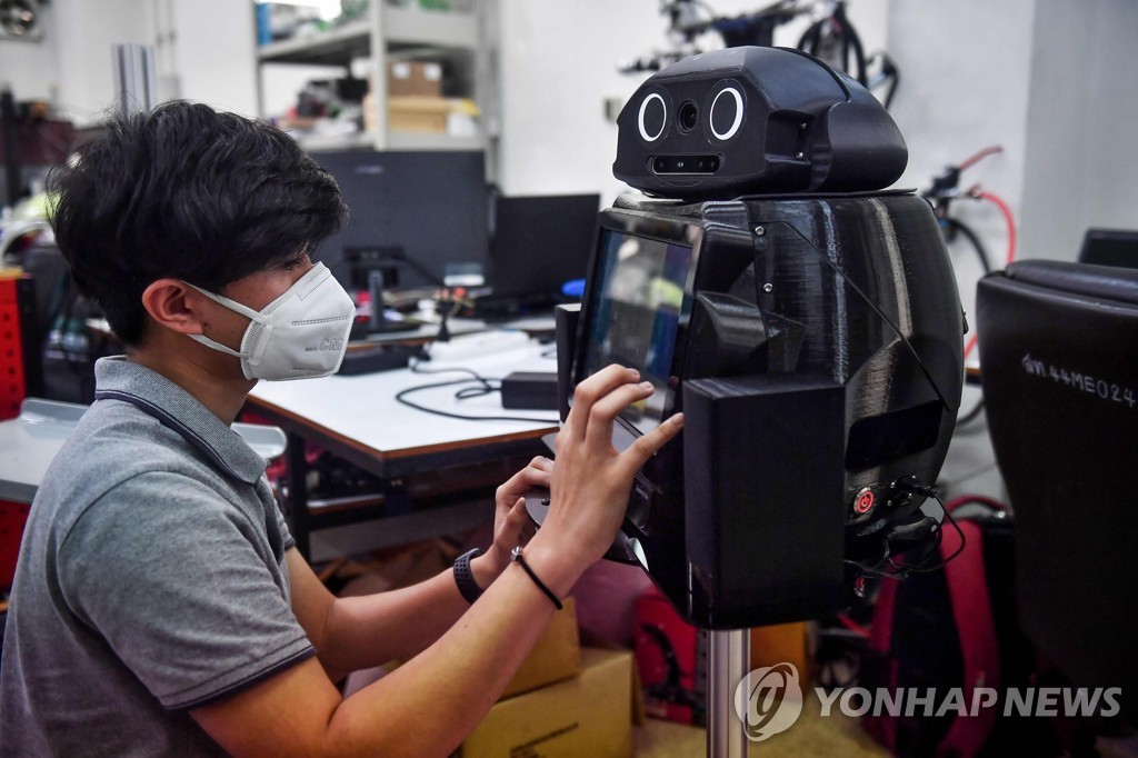 FILES-US-HEALTH-VIRUS-IT-ROBOTICS